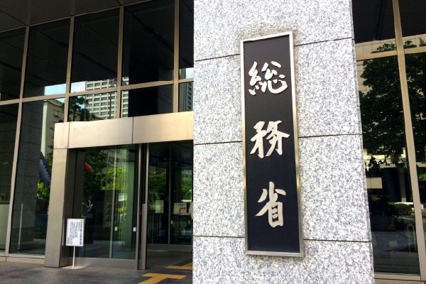 総務省登録修理業者であり、リンゴ屋では、資格認定制度を導入してる為、iphone 修理の技術レベルが非常に高く、日々切磋琢磨して技術を磨いています。